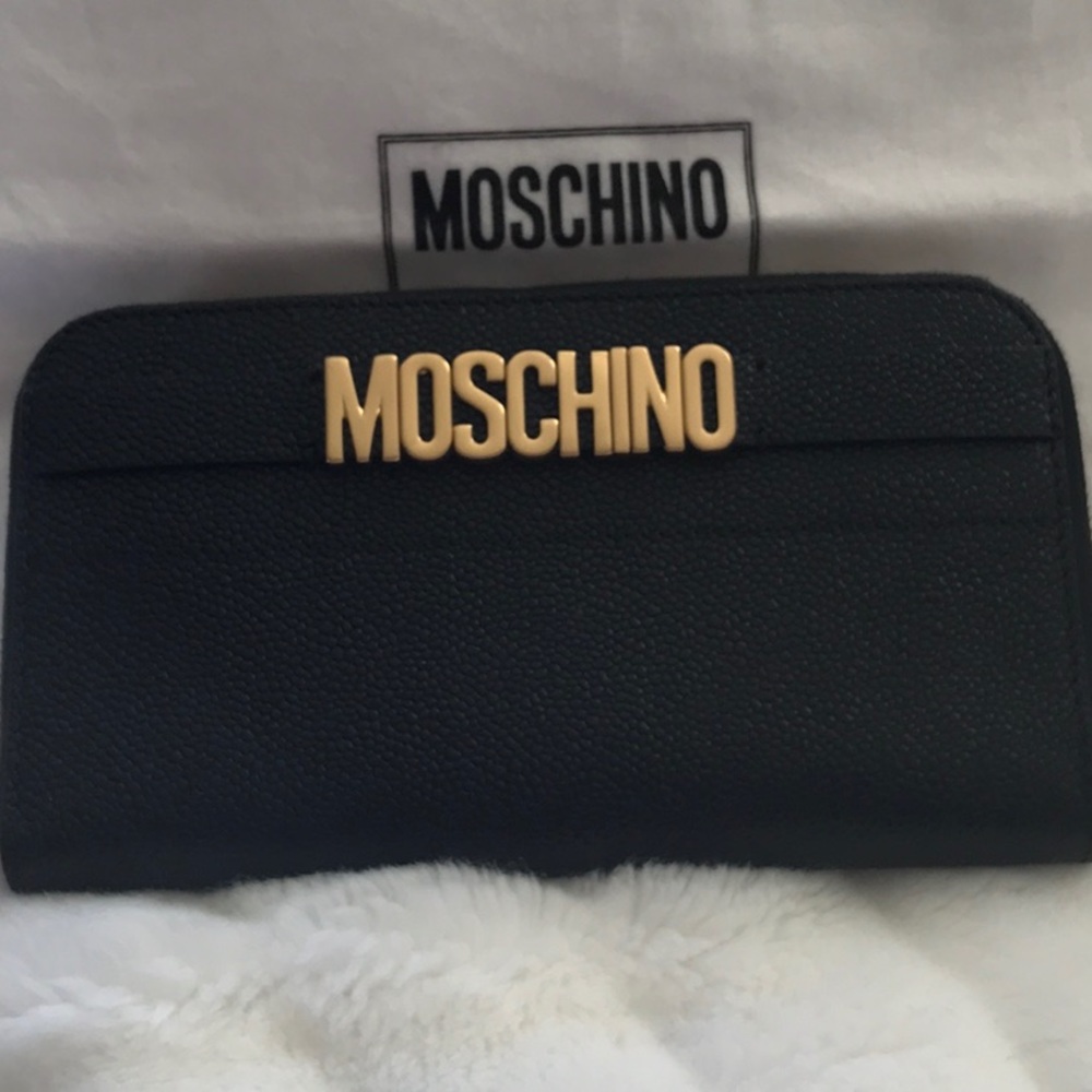 Moschino wallet logo plaque